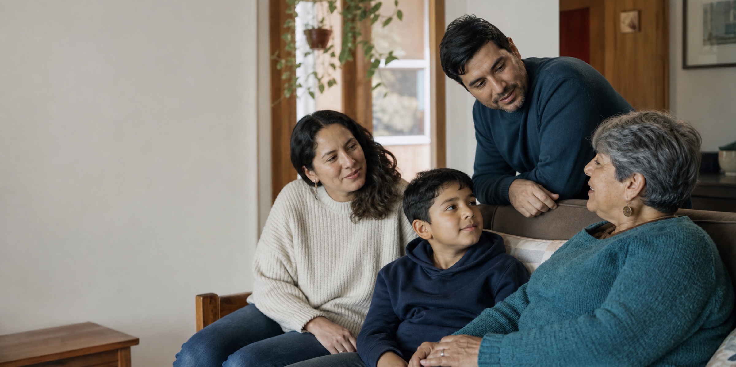 Familia reunida en un espacio de conversación y acompañamiento
